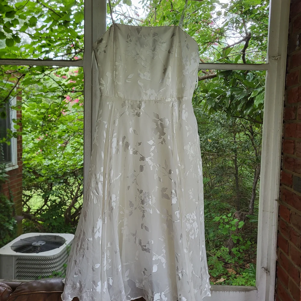 Elegant White Floral Strapless Dress - Picture 6 of 7